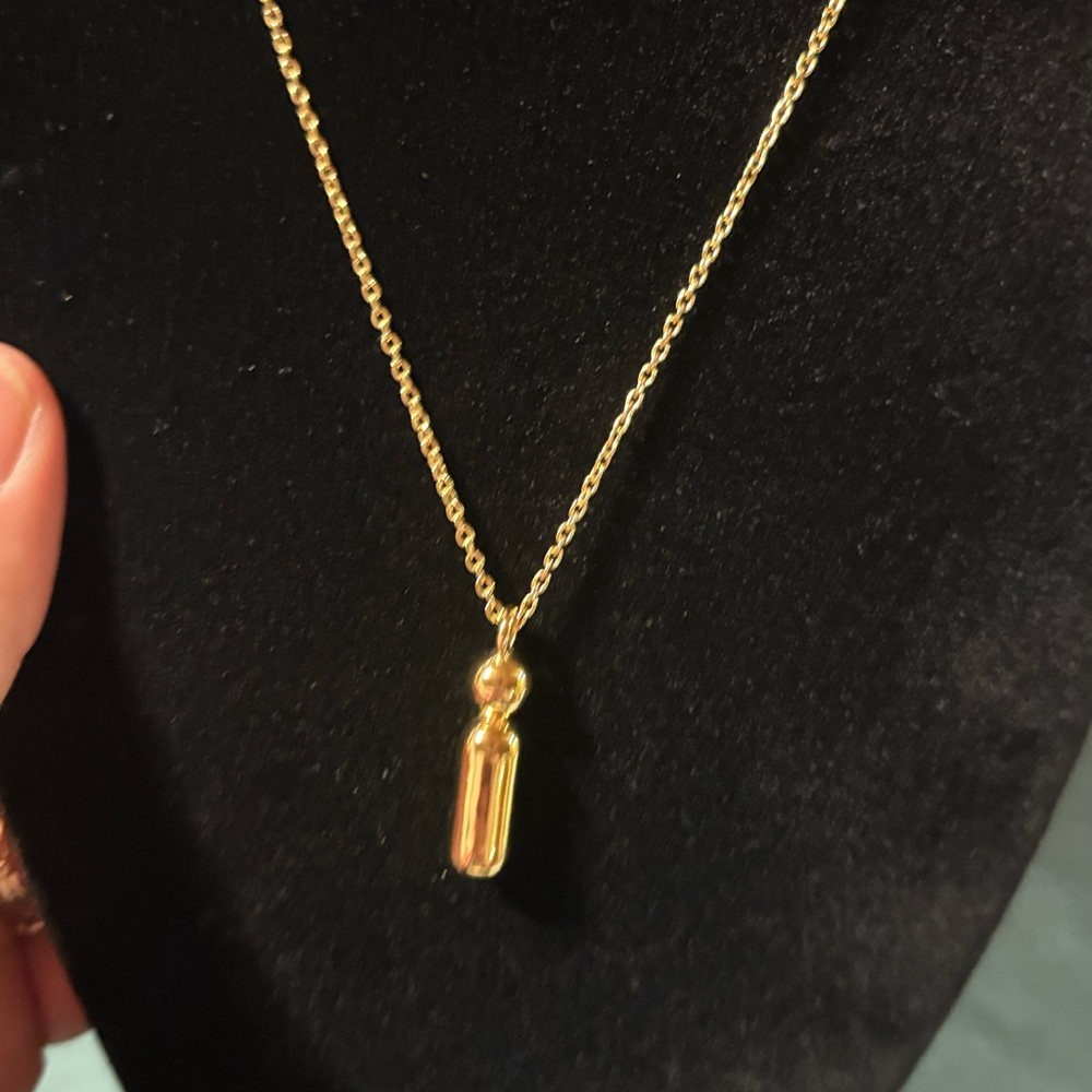 Elegant Gold Pendant Necklace